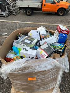 lot 781 image: Wholesale Pallet of Assorted Miscellaneous Items