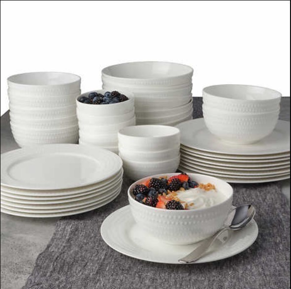lot 84 image: Mikasa Nellie 40-piece Dinnerware Set