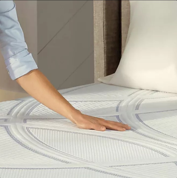 lot 94 image: NEW Serta SleepToGo 12 Luxury Medium Firm Memory Foam Mattress - KING