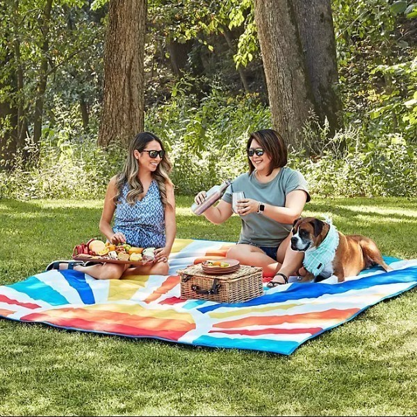 lot 214 image: NEW Members Mark 8 x 8 Oversized Outdoor Blanket - Retro Summer Sunset
