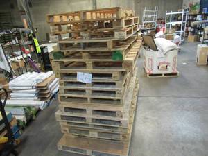 lot 127 image: Stack of 15 Oversized Wooden Pallets
