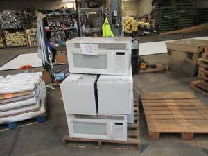 lot 132 image: Pallet of Store Overstock Store and Ecommerce Product and Returns - Microwaves