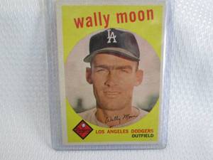 lot 55 image: 1959 Topps Wally Moon  Card...