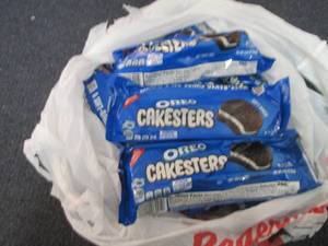 lot 487 image: 12- 3.03 oz Oreo Cakesters...