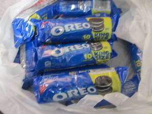 lot 495 image: 12- 4 oz Oreos King Size...