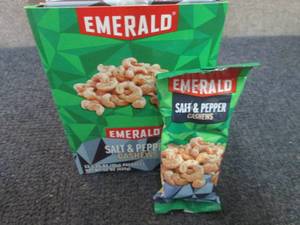 lot 524 image: 12- 1.25 oz Emerald Salt & Pepper C...