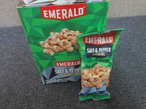 lot 525 image: 12- 1.25 oz Emerald Salt & Pepper C...