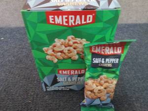 lot 527 image: 12- 1.25 oz Emerald Salt & Pepper C...