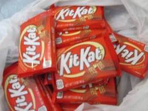 lot 592 image: 12- 1.5 oz KitKat Bars...