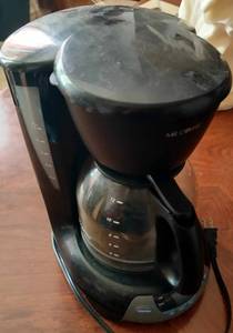 lot 32 image: Coffeemakeer & Glass Carafe