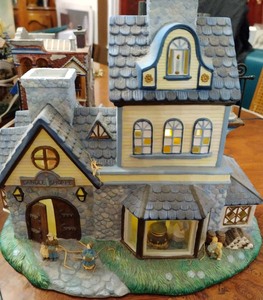 lot 94 image: 2015 Partylite Christmas Cottage