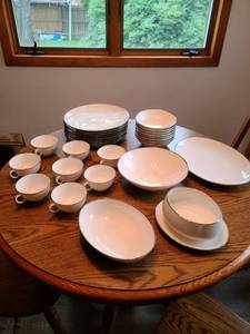 lot 127 image: 28 piece Vintage Noritake Montblanc 7527 White Ivory Flowers China value $150