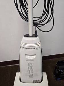 lot 10 image: Riccar N2000 vacuum cleaner and a box of vacuum bags