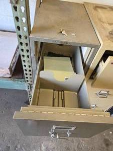 lot 4 image: Gray Shaw Walker metal 4 drawer fire proof file cabinet