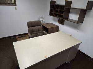 lot 7 image: Office furniture #1