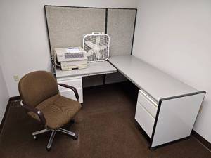 lot 8 image: Office furniture #2 - L shaped desk and chair