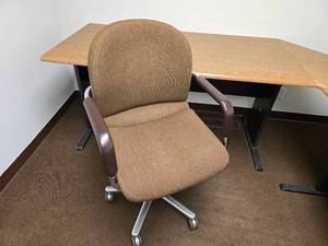 lot 9 image: Office furniture #3 - L-shaped counter desk (work counter) and chair