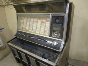 lot 9 image: Rock-Ola 444 Juke Box