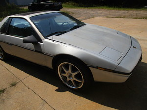 lot 2 image: Pontiac 1985 Fiero, Engine Sounds Bad