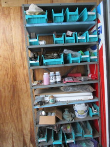 lot 32 image: Shelf & Contents