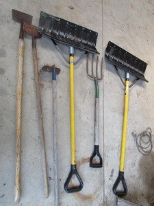 lot 49 image: Hand Yard Tools