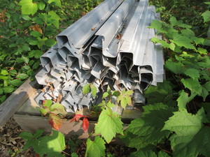 lot 74 image: Pallet Shelf Supports, Hat Shaped