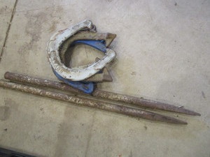 lot 100 image: Throwing Horse Shoe Set