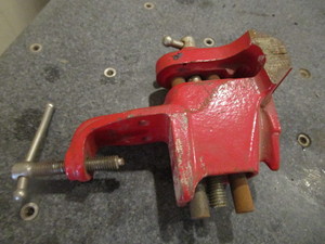 lot 121 image: Small Vise