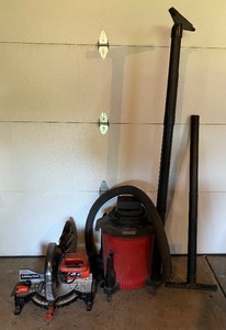lot 3 image: Black & Decker 7 14 Circular Saw and Shop Vac