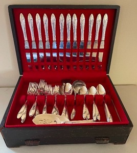 lot 37 image: 1946 Tudor Plate Oneida Community Silverplate Queen Bess II in Wood Case Fifty-Nine Piece Flatware Set