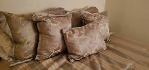 lot 43 image: Queen Size Reversible Comforter Bedding Set