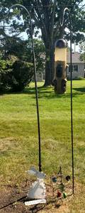 lot 65 image: Shepards Hooks and Lawn Ornaments