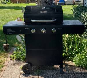 lot 45 image: Char-Broil Gas Grill with Cover
