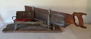 lot 71 image: Vintage Heavy Duty Miller Falls Mitre Box and Saw