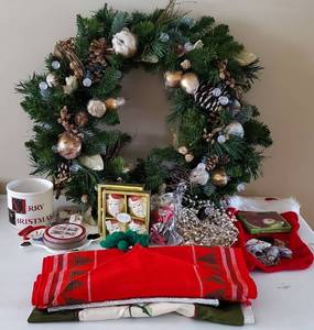 lot 84 image: Christmas Wreath and Santa Mugs Christmas Lot
