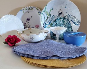 lot 145 image: Milk Glass and Napoleon Italy Rose