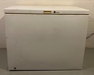 lot 128 image: Small Freezer Chest 36 High with Keys