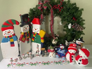lot 166 image: Christmas Snowmen and Wreath Lot
