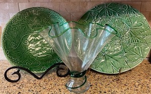 lot 122 image: Majolica Plates and Ruffle Glass Vase