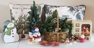 lot 146 image: Christmas Decor