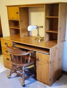 lot 189 image: Desk with Hutch Top and Chair on Rollers