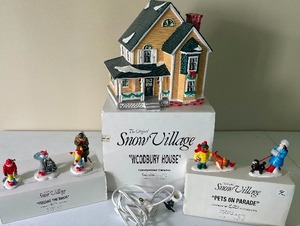 lot 230 image: Woodbury House with Feeding the Birds and Pets on Parade Dept. 56 The Original Snow Village