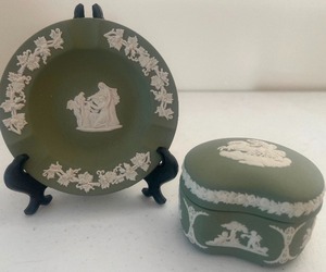 lot 187 image: Wedgewood England Green Jasperware Ashtray and Trinket Box