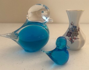 lot 188 image: Vintage Glass Bluebirds and Miniature Vase
