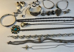 lot 199 image: Vintage Lot Silver Jewlery