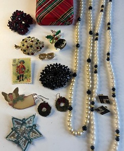 lot 202 image: Christmas Brooches and Jewelry Lot