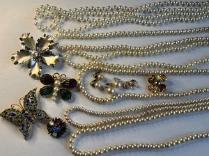lot 204 image: Costume Jewelry Lot Pearls and Butterfly Pins