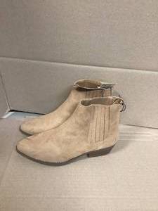 lot 1 image: Womens Alena Western Boots - Universal Thread Tan Size 9