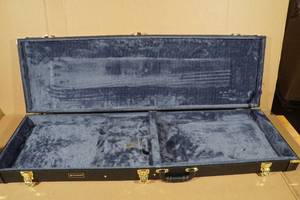 lot 22 image: Crossrock Hard Sided Electric Bass Guitar Case with Key
