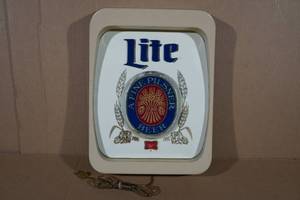 lot 106 image: Vintage Miller Lite Lighted Beer Sign